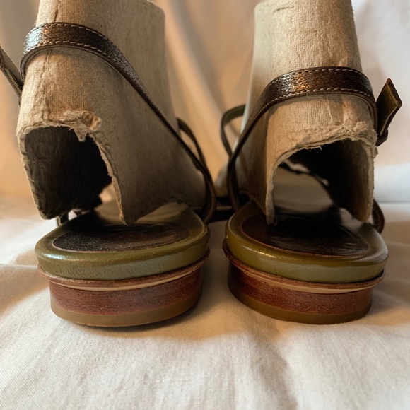 Gucci genuine leather T-strap sandals with buckle closure - Picture 4 of 10